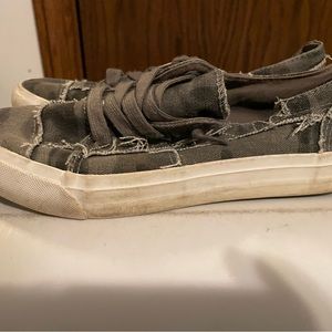 Woman’s camoflauge blow fish shoe; gently used